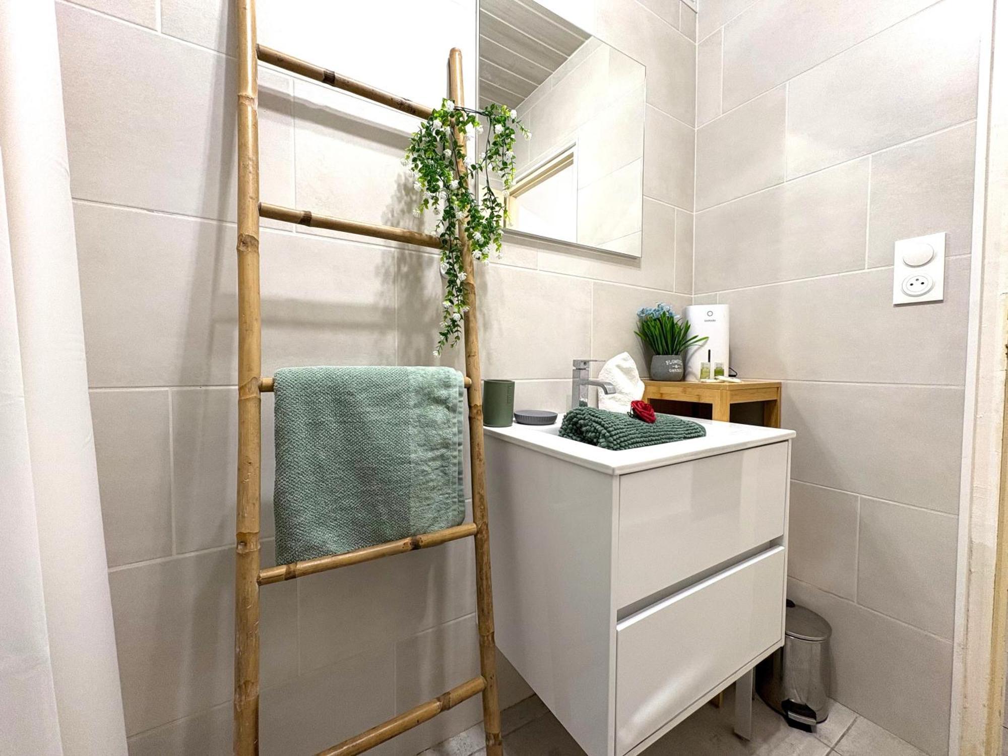 Apartment L'amazone Plein Centre Plages A 2min Clim Wifi Sur Le Port - Prosconciergerie-